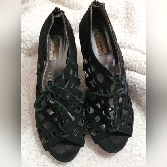 Maurices chunk heel, black, cut out pattern, zip back Size 7 - Picture 4 of 7